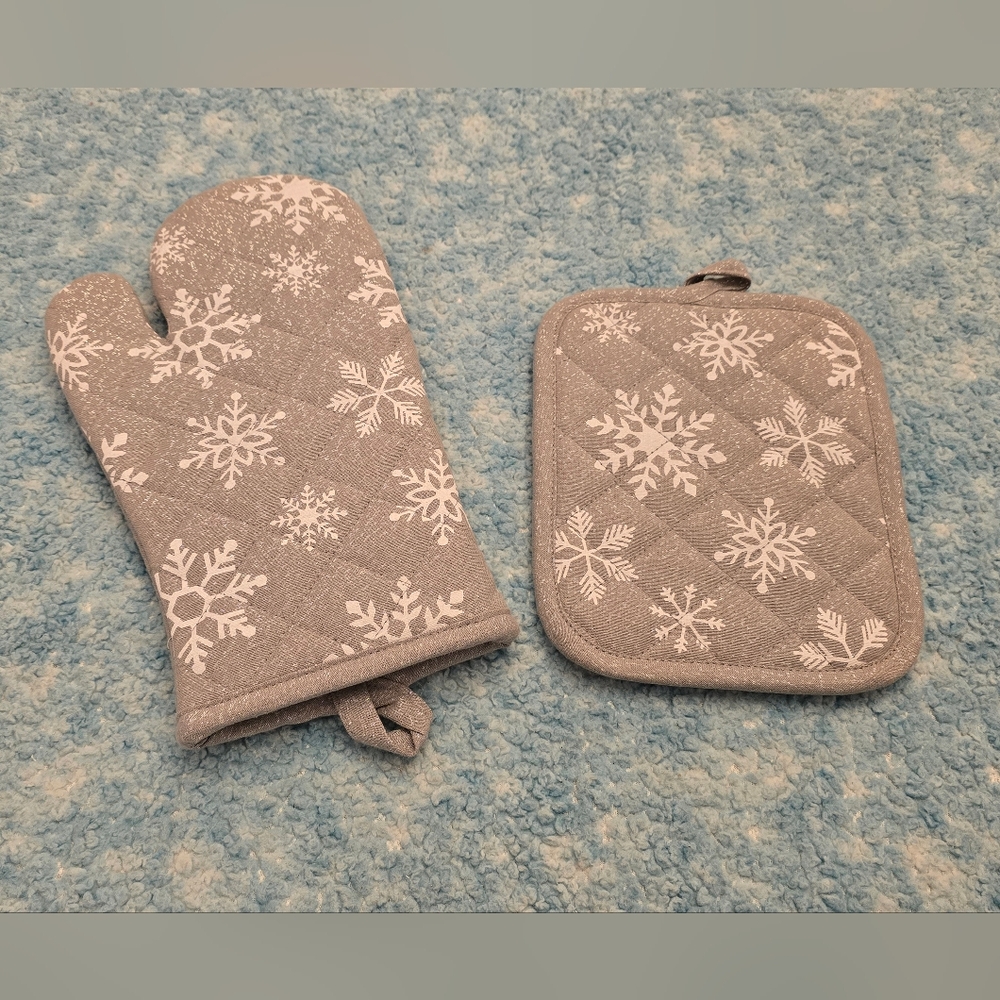 St. Nicholas Square Silver/White Glitter Snowflake Pattern Oven Mitt & Potholder